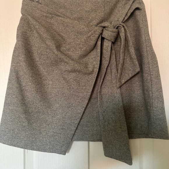 Grey skirt from Babaton - Picture 2 of 4